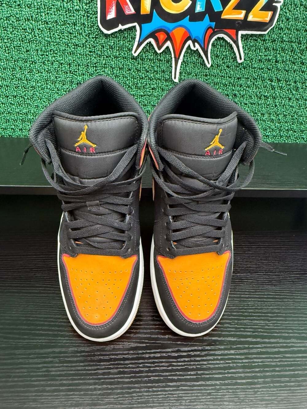 Air Jordan 1 Mid SE Black Vivid Orange Men’s Size 10.5 Pre-Owned - Picture 4 of 7